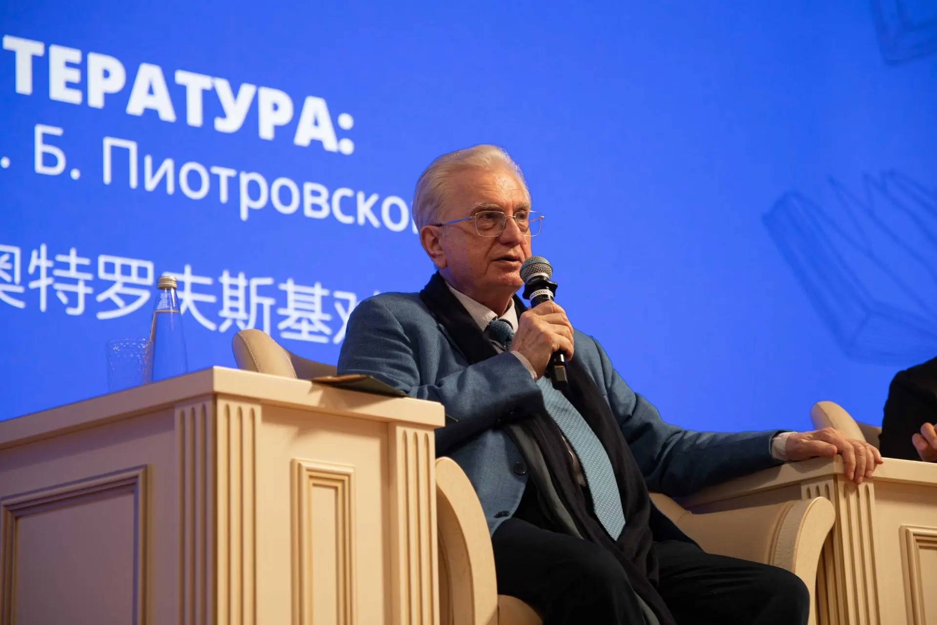 Делимся кадрами с публичной дискуссии «Человек и литература: диалог Мо Яня и М. Б. Пиот...