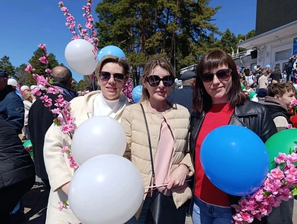 🎉Дорогие коллеги, уважаемые родители и учащиеся!  ❤От всего сердца поздравляем вас с Первомаем – меж