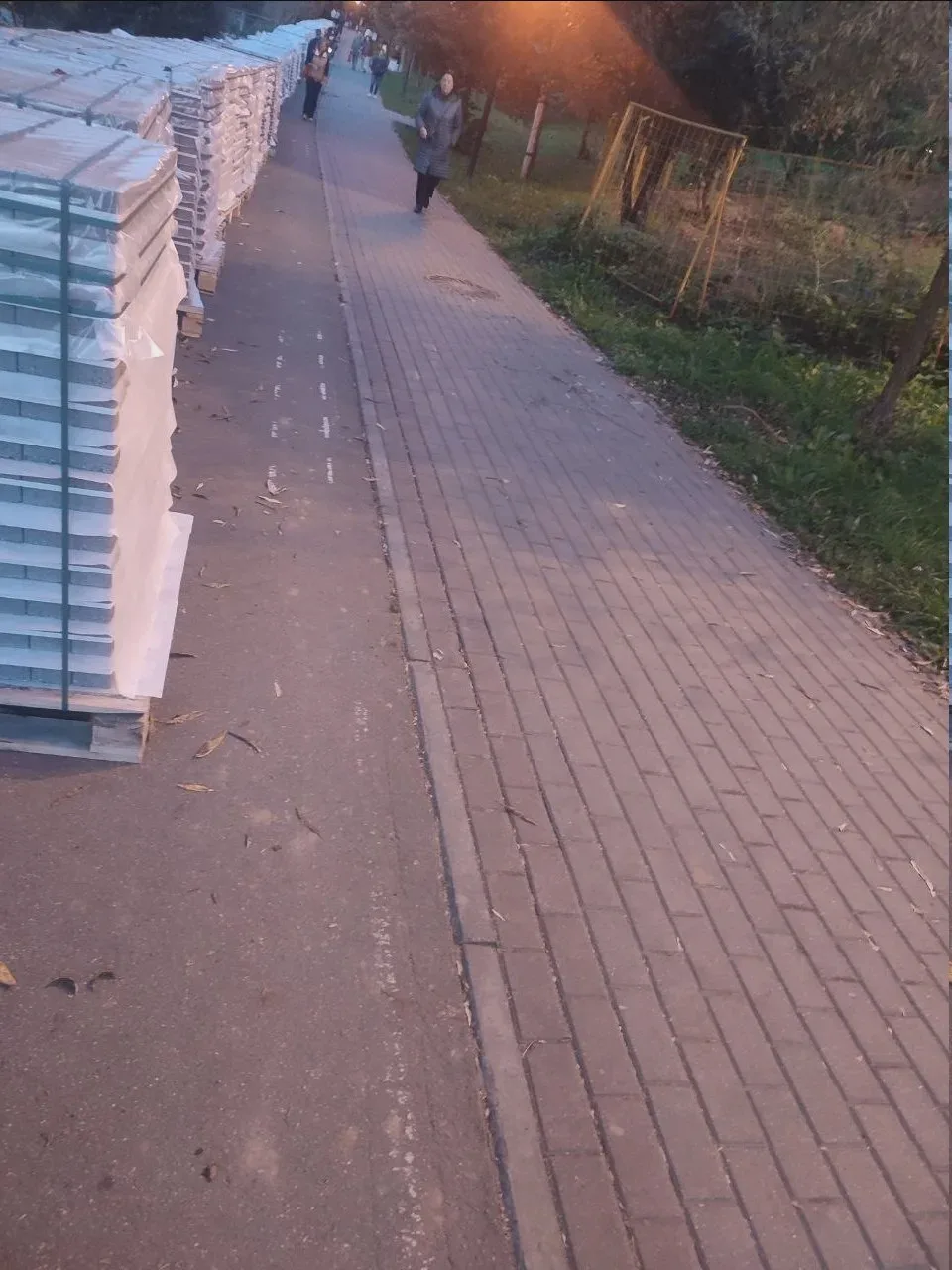 🚧 На набережной Яузы установили паллеты с плиткой