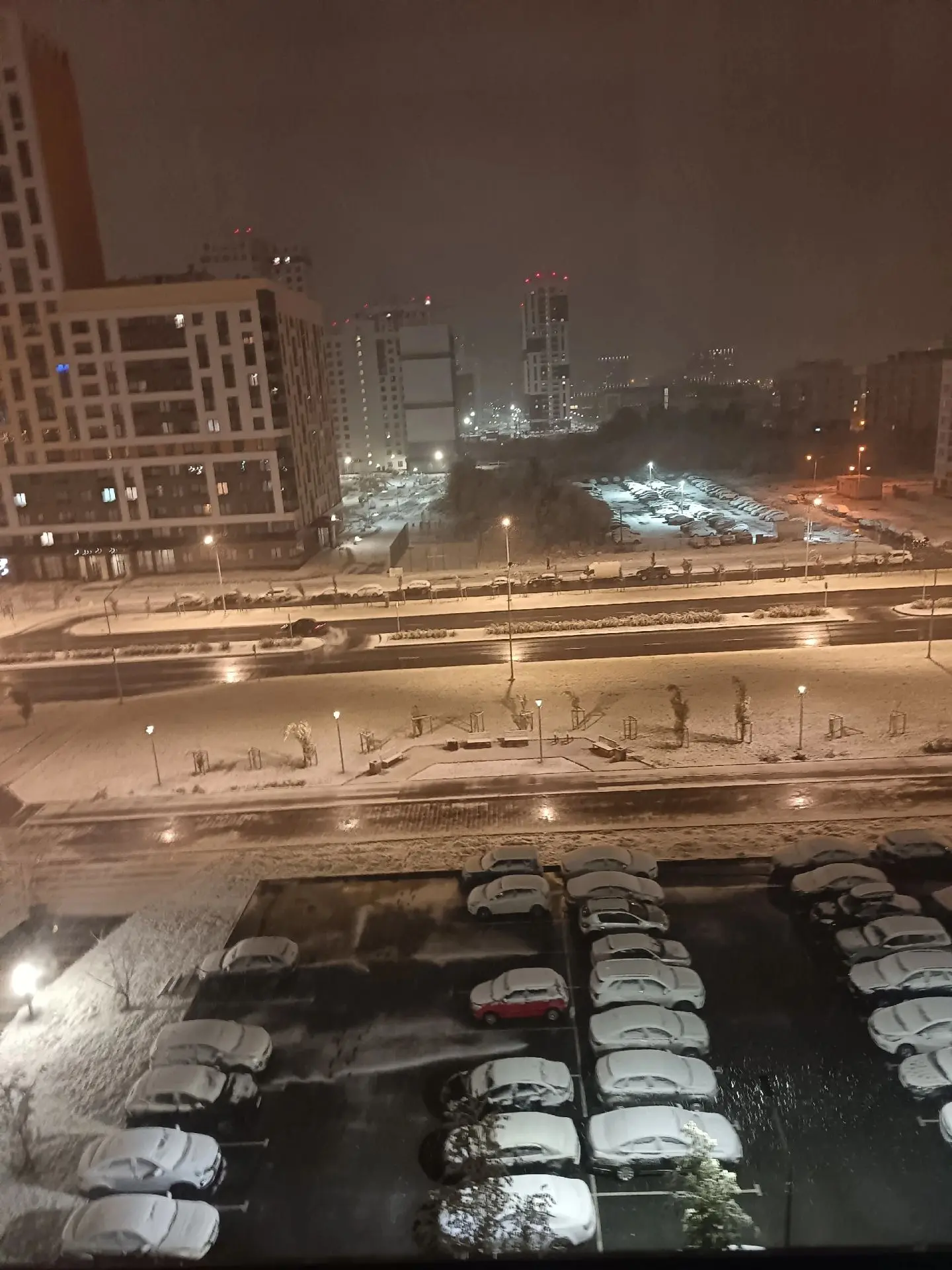 Дети с Еката скинули сегодня у них ночью снежок полетел