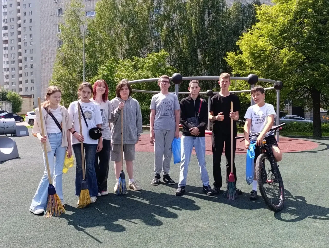Ребята 7В класса занимаются полезным делом, убираются на детской площадке дома 9 по улице Афанасьева