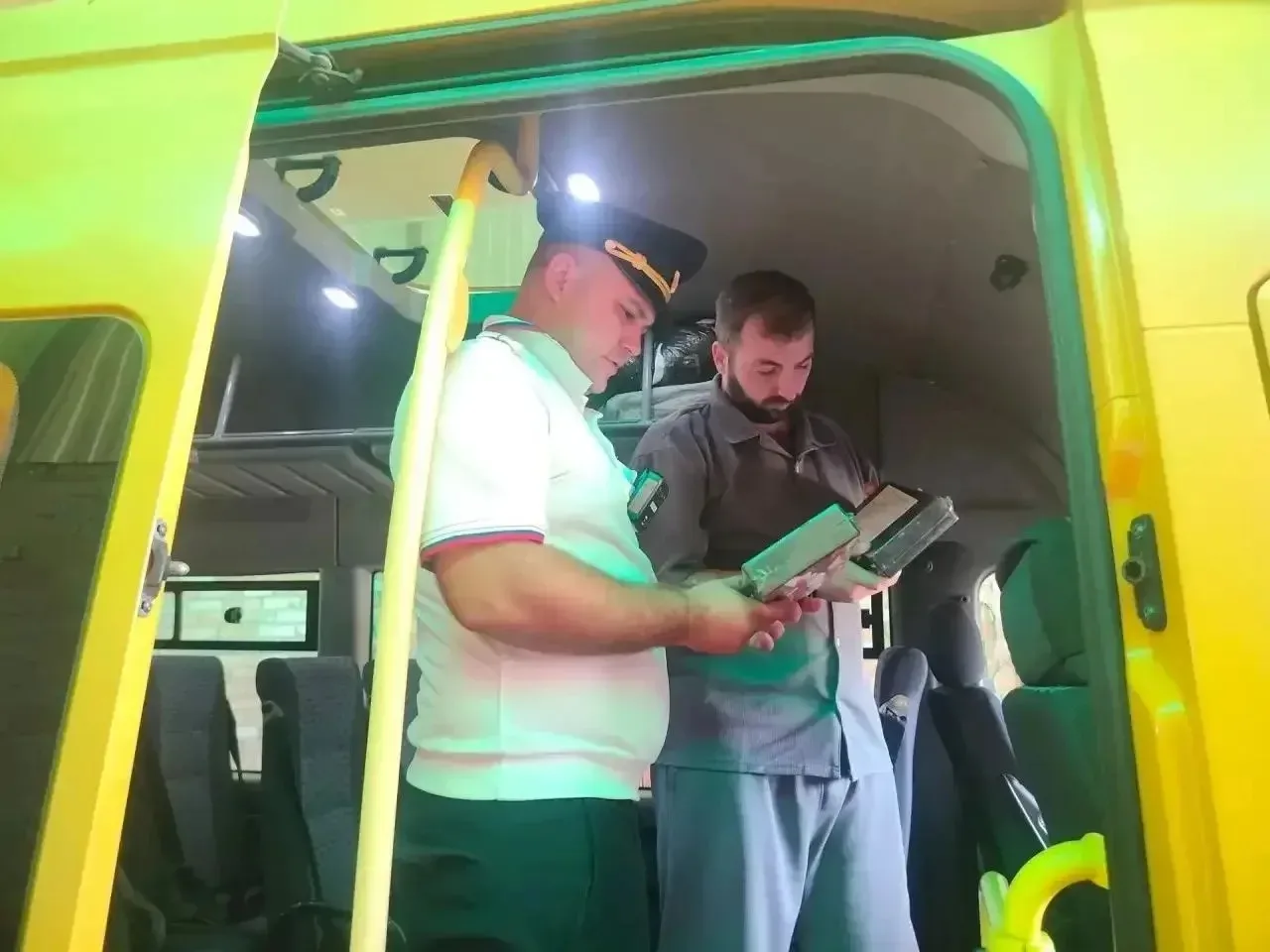 В Новопокровском районе стартовала масштабная проверка школьных автобусов перед новым учебным годом
