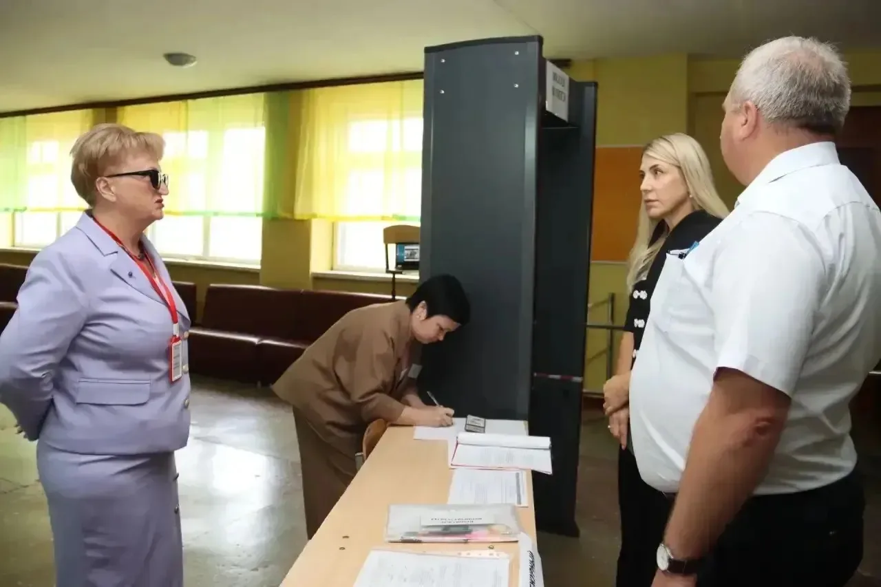 В первый день основного периода ГИА-2026 министр образования и науки Астраханской облас...