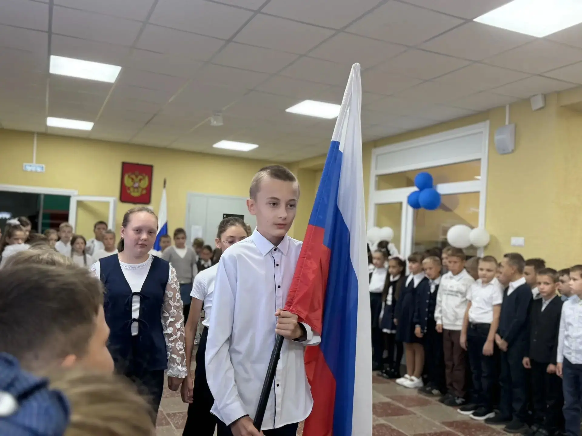 🎓 Традиционное начало учебной недели: вынос флага Российской Федерации и исполнение ги...
