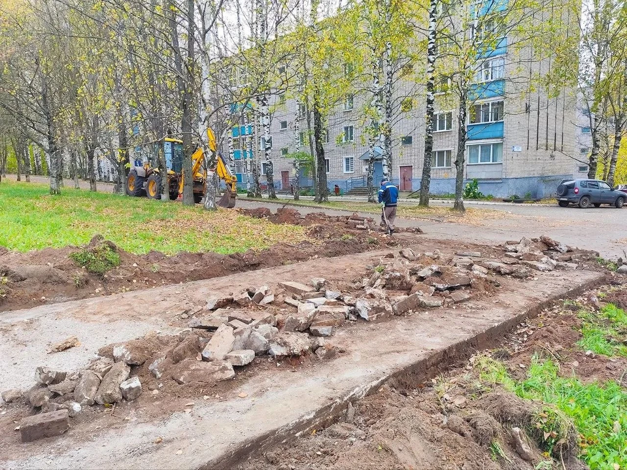 На Сосновой улице ремонтируют тротуар