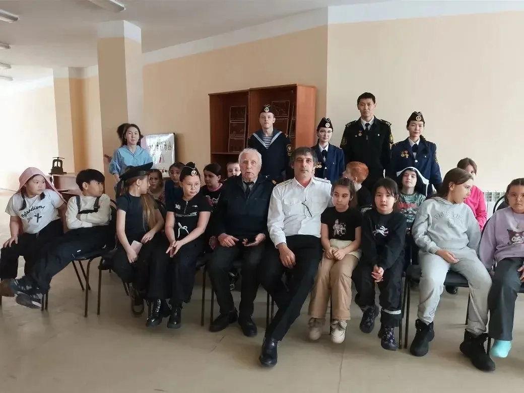 А САМЫМ МАЛЕНЬКИМ ВСЁ ТОЖЕ ИНТЕРЕСНО.  Ученикам начальной школы ещё расти и расти до возраста выпуск