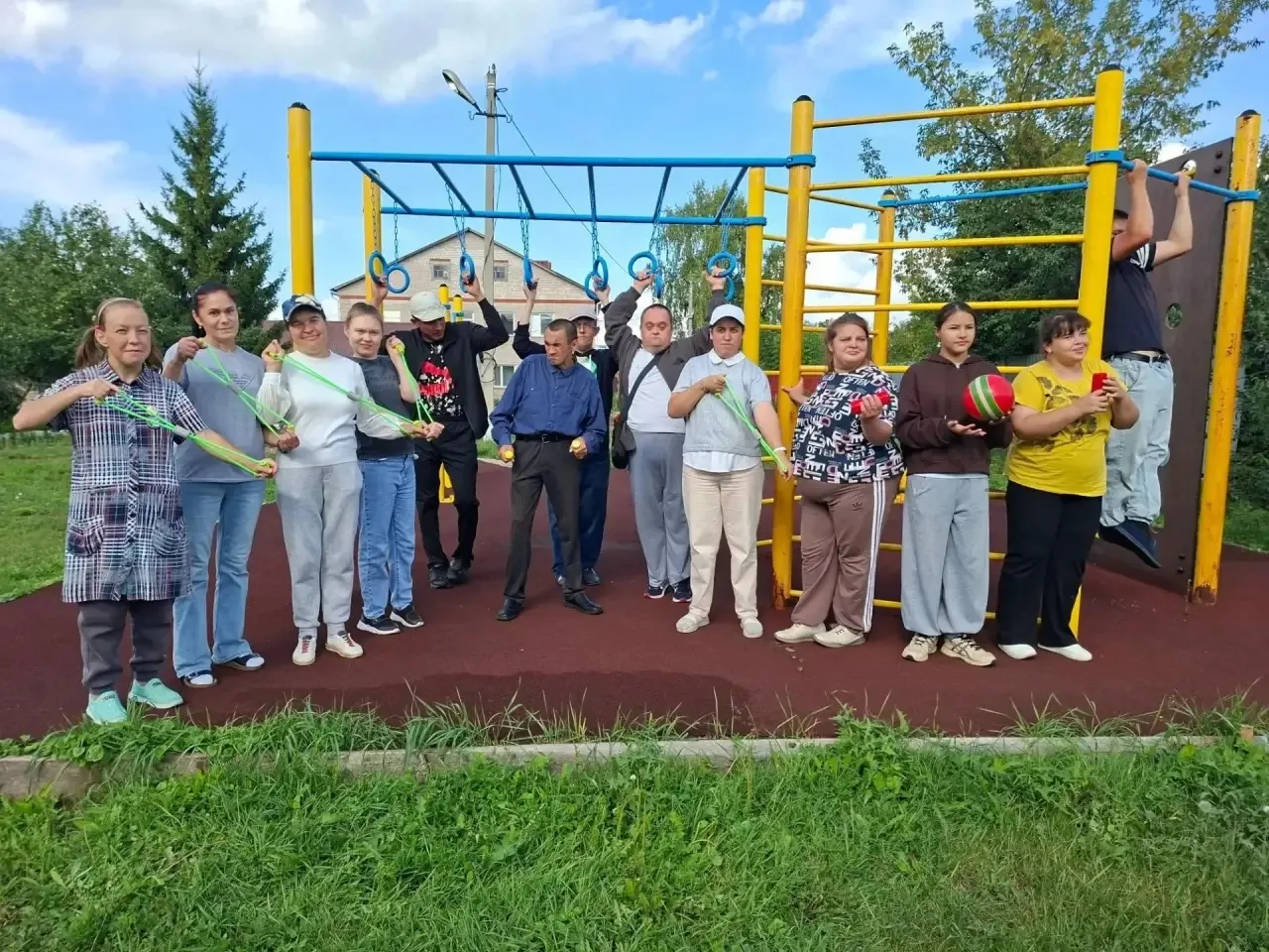 ⚽️🏓«Движение — жизнь»: гимнастика на свежем воздухе в отделении дневного пребывания.
