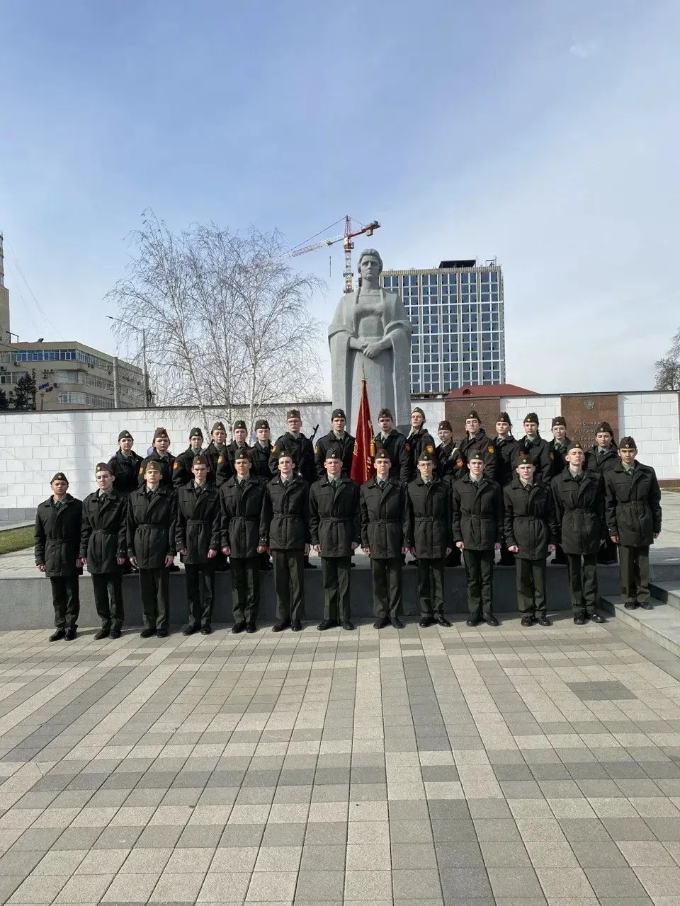 ⭐️Почётный караул несёт вахту на Площади Памяти Героев.⭐️   👫Учащиеся нашей школы приняли участие в 