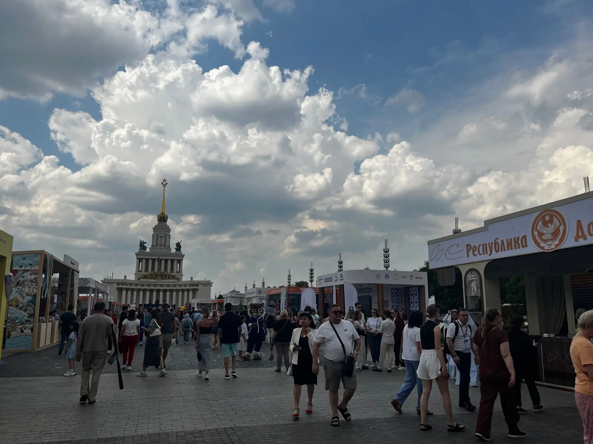 👉В Москве завершился второй день Международного форума «Путешествуй!»

Аллеи ВДНХ гостеприимно встр