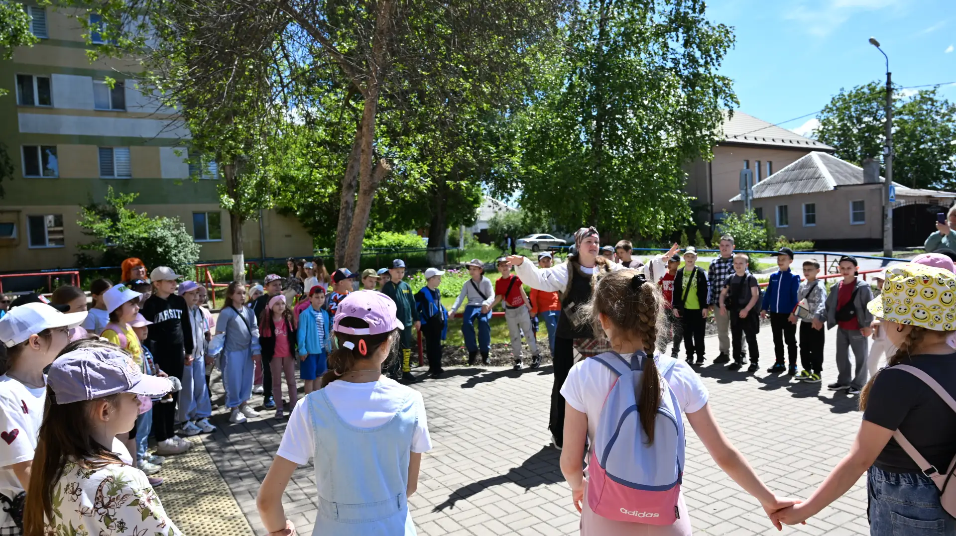 ☀Лето – время чудес: открываем цикл уютных уличных встреч у библиотеки!