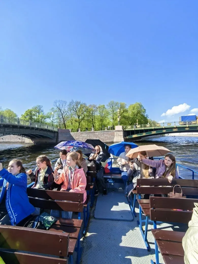 🚢 От учебы к приключениям: 5Б покоряет Петербург с воды и суши!  🎉 Ученики 5 «Б» класса совершили ув
