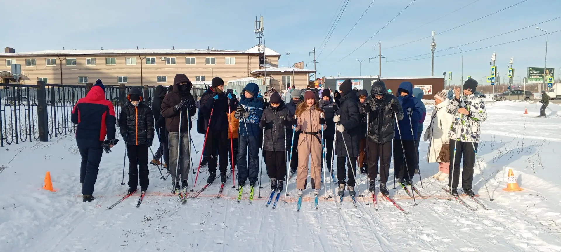Сегодняшняя #лыжняРоссии в нашей школе была настоящим праздником спорта!  Хоть погода была прохладно