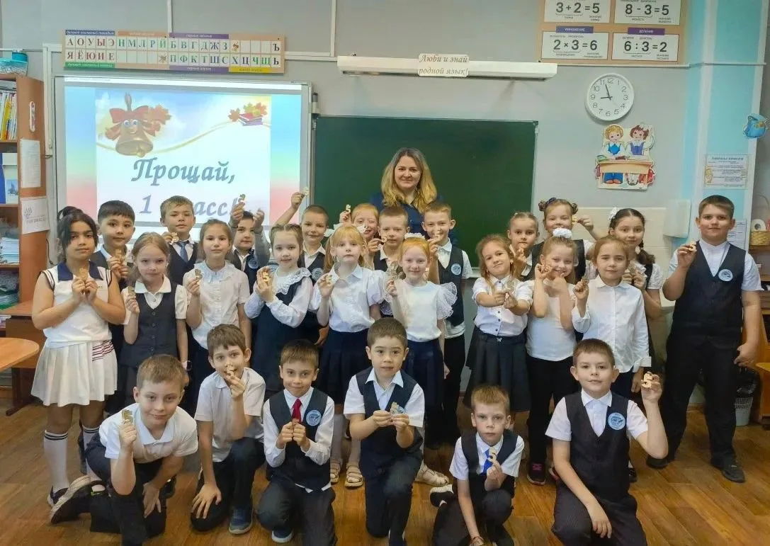 🎉 Сегодня 1 «А» класс попрощался с первым классом! 🎓
