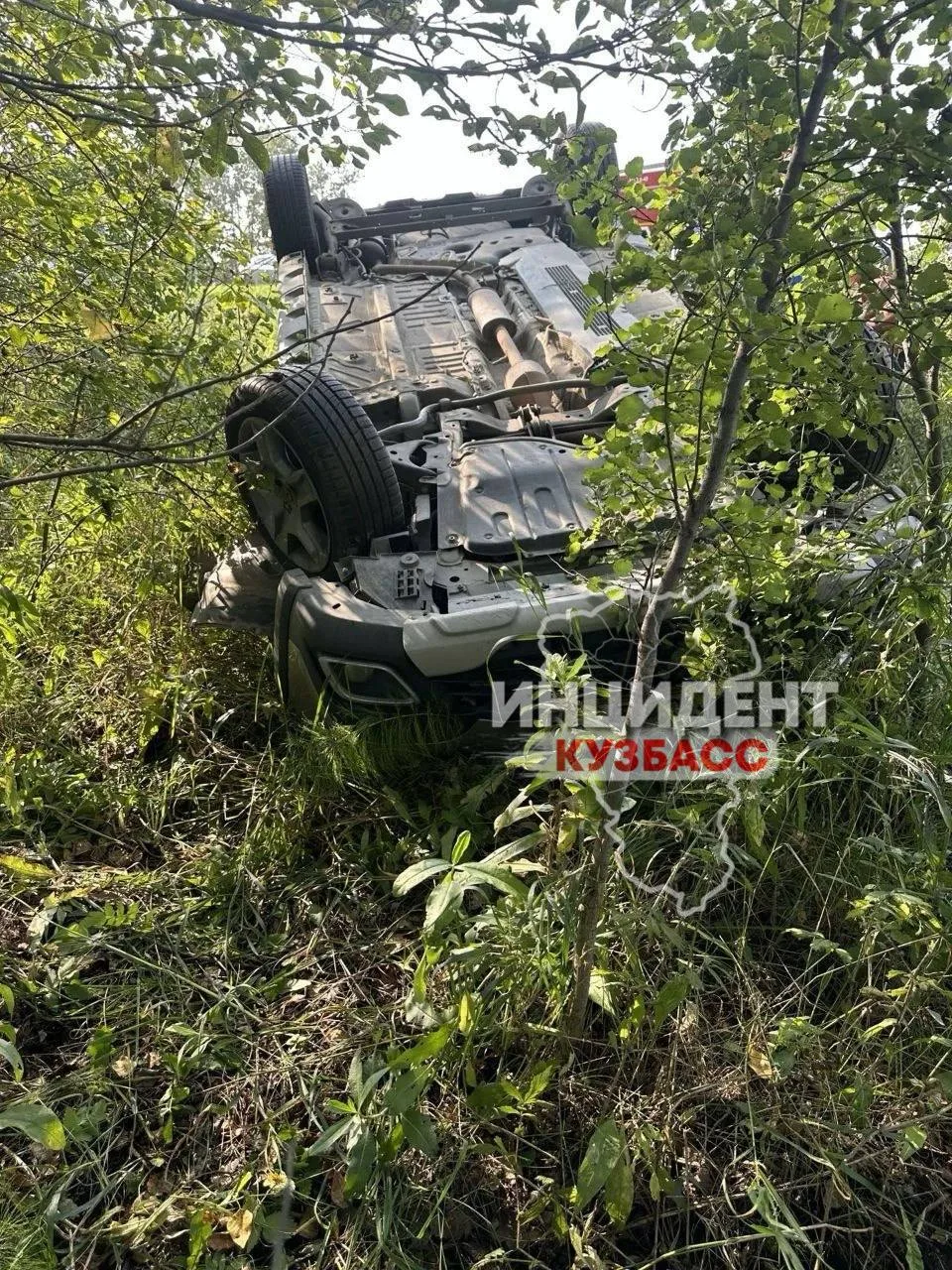 🚨 В Кемерове легковушка слетела с дороги и несколько раз перевернулась