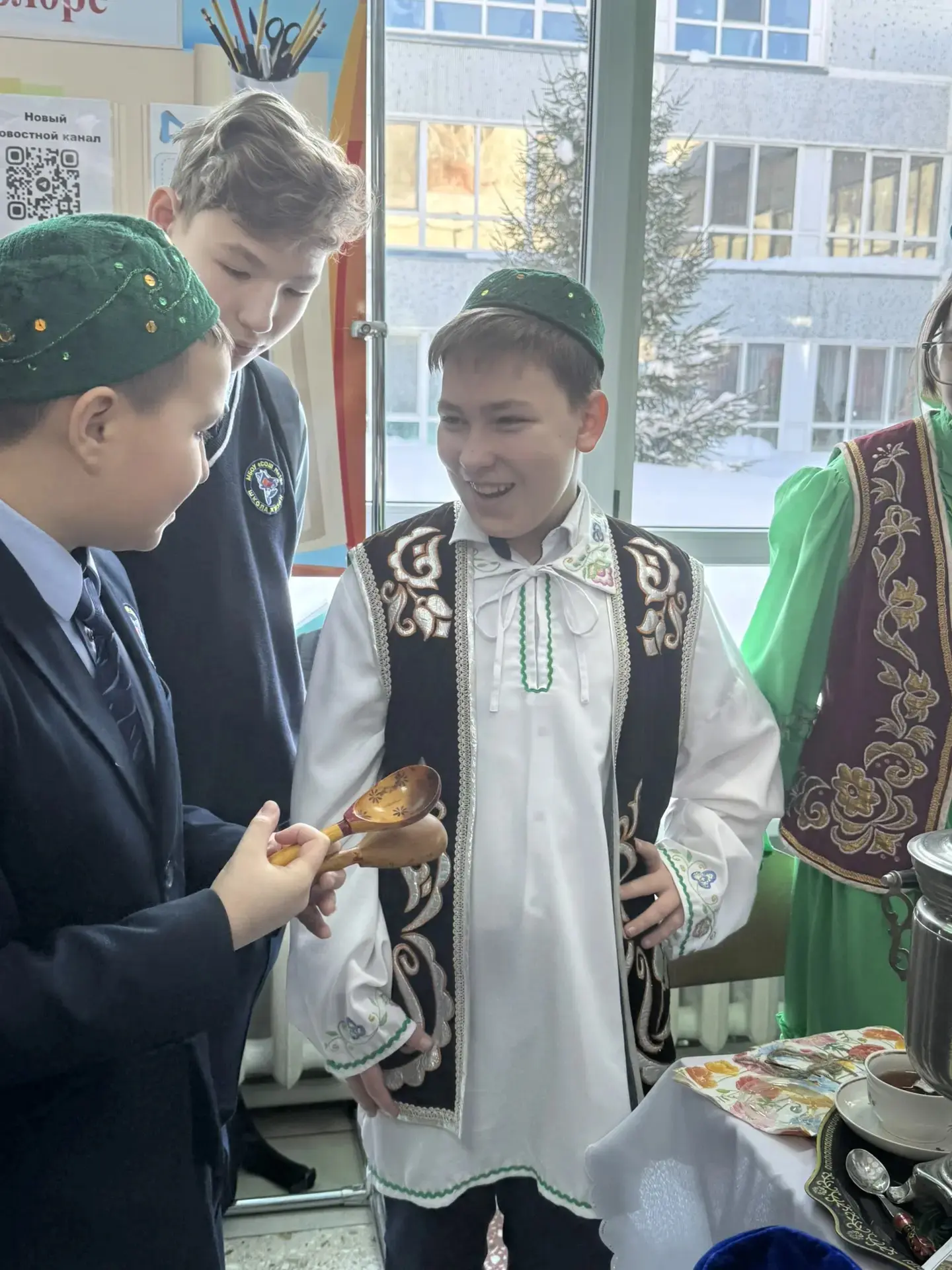 В школе прошла яркая ярмарка Солидарности, посвящённая блюдам национальной кухни. Учащиеся представи