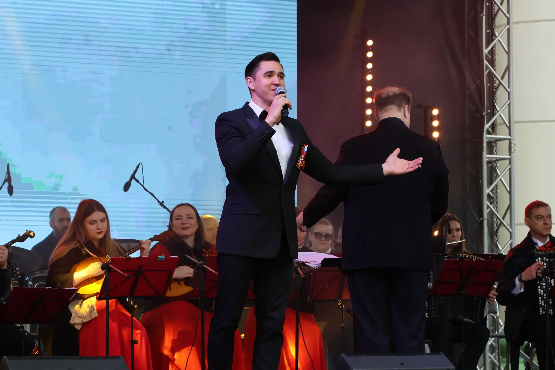 🎶 В Ступино на сцене перед Дворцом культуры прошел праздничный концерт в честь 81-й годовщины Победы