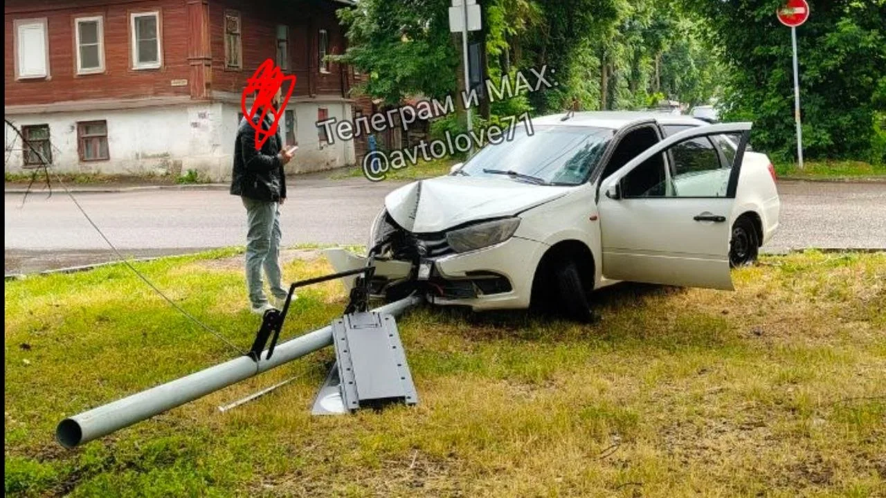 🚗Снес светофор на перекрестке ул. Луначарского и ул. Заварной.

🙏Фото от подписчицы.