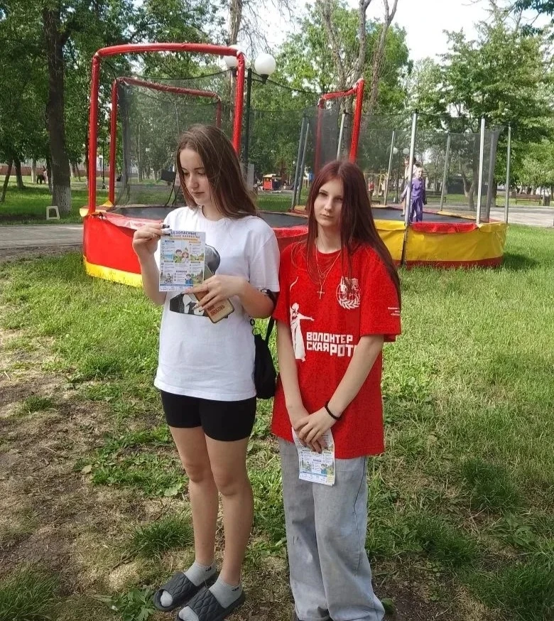 ☀️ Безопасное лето в Калининской: активисты напомнили о главном!   В парке райцентра прошла отличная