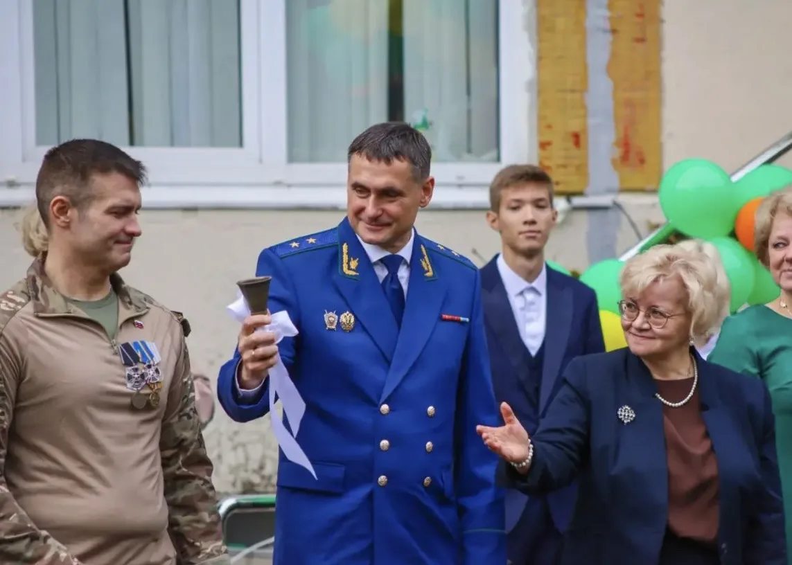Прокурор г. Санкт-Петербурга Андрей Гуришев и работники органов прокуратуры города позд...