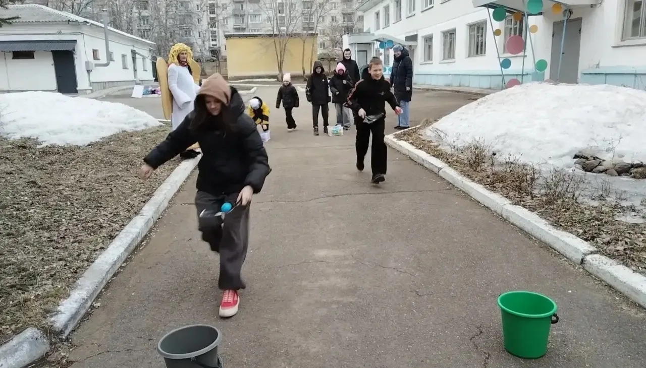 В преддверии Светлой Пасхи на улице развернулась настоящая игровая программа для ребят от Благотвори