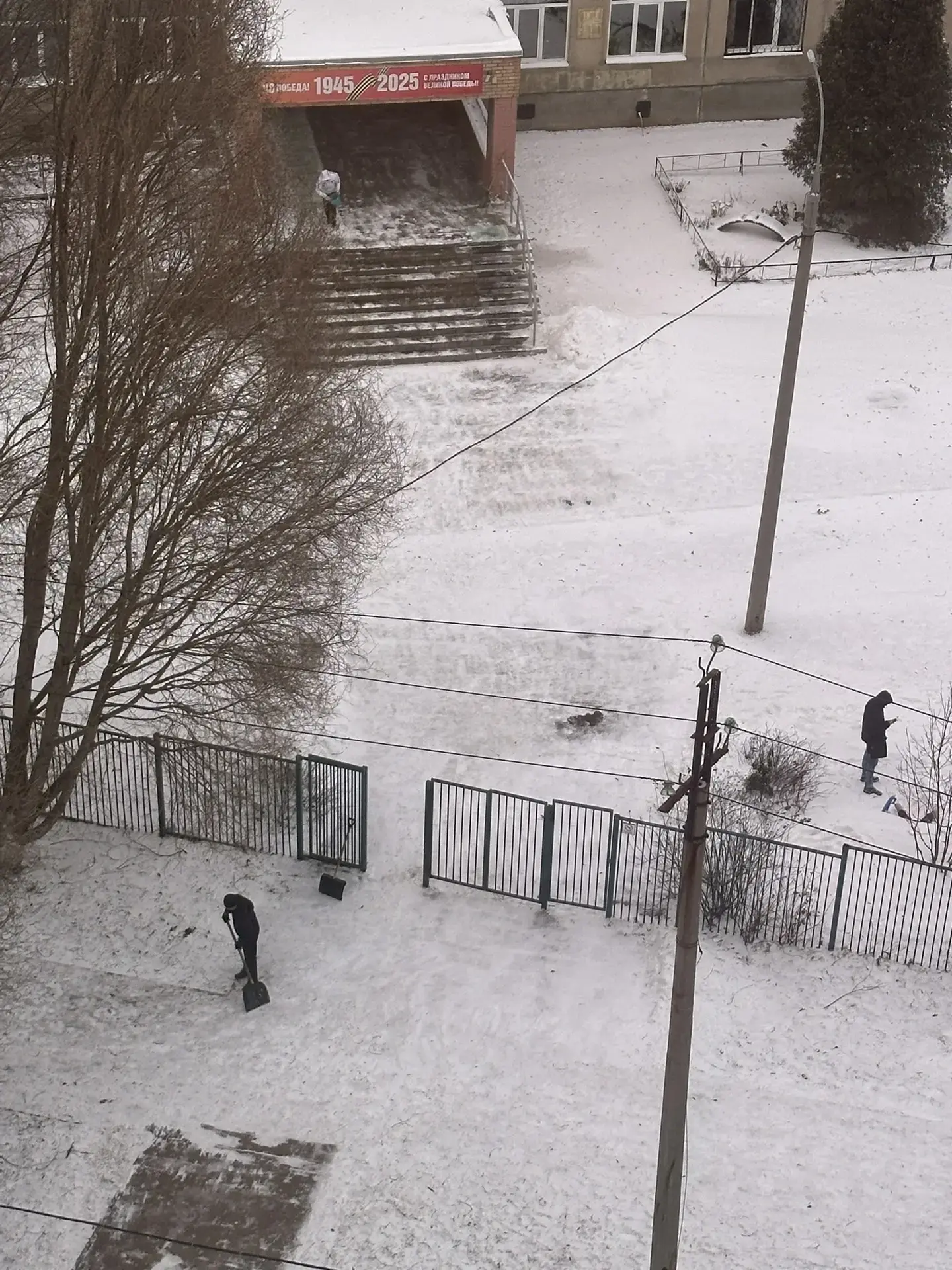 С последствиями первого снегопада❄❄❄ справились, ждём детей в понедельник, 15 декабря