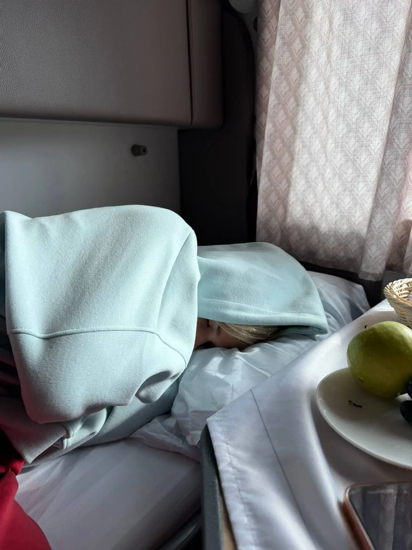 кто-то скрытно сфоткал 😴🛌
ваши ставки кто это был:
мама - 👍🏻 макар - 🔥проводник - ❤️