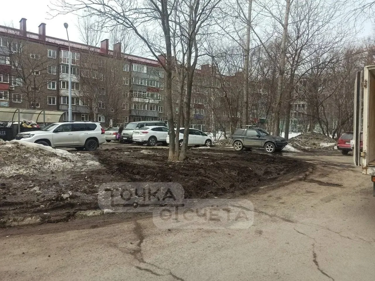 Автохамы в Южно-Сахалинске превращают дворы в грязевое месиво  Автохамы в Южно-Сахалинске паркуются 