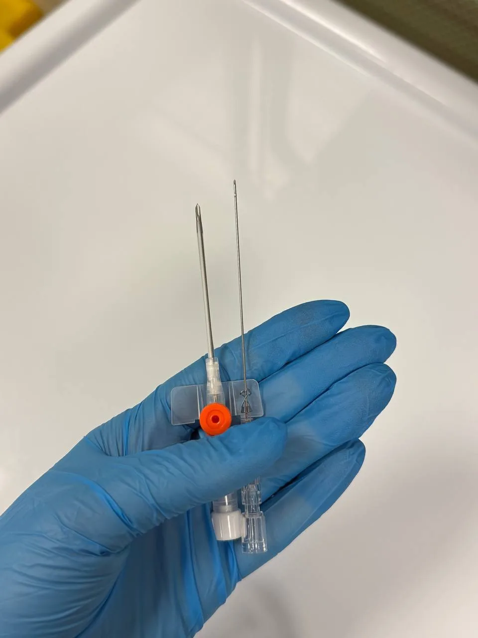 Ставили когда-нибудь венозные катетеры 14G? 

Рядом 22G - розовый 

Или какой самый большой ставили 