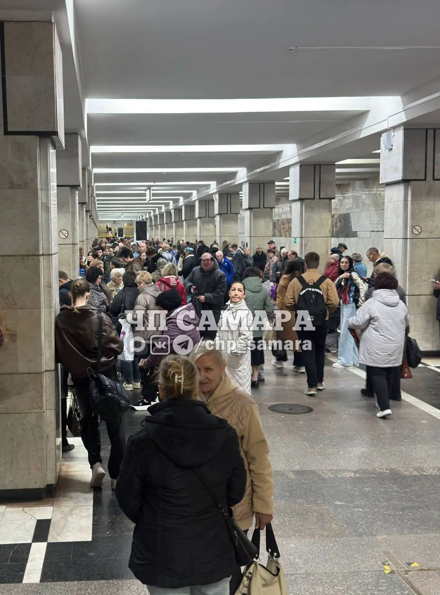 Утренняя обстановка в метро, Безымянка, поезда не ходили, завал людей.