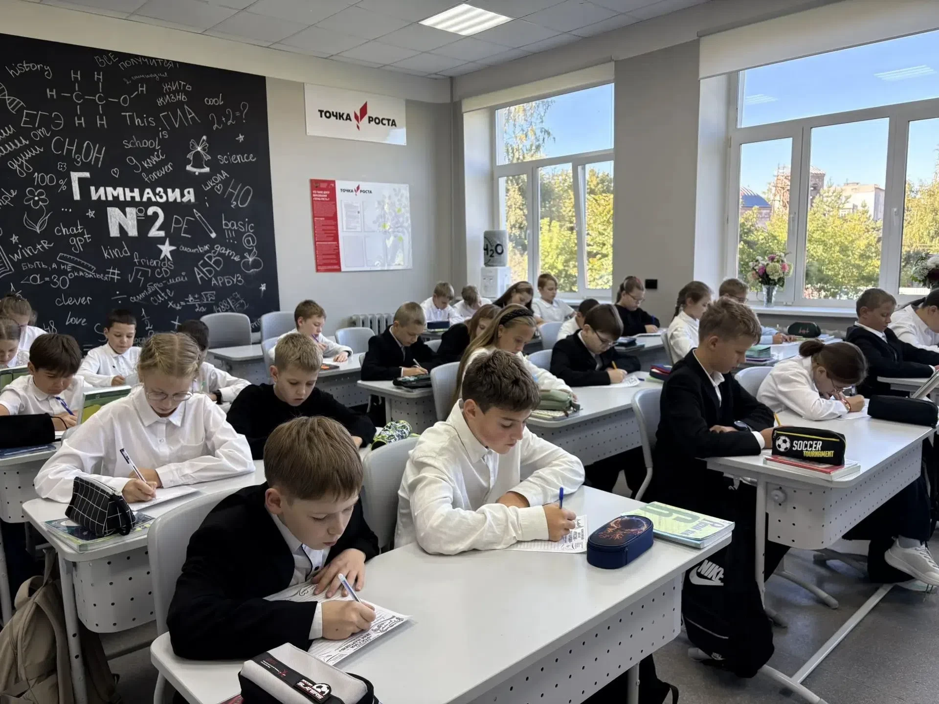 «Россия — дом народов»: в нашей школе прошёл диктант ко Дню грамотности 📖✍️