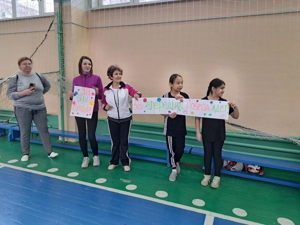 🏃‍♂️ 13 декабря в школе №145 прошли весёлые старты «Мама, папа, я — спортивная семья». Все фотографи