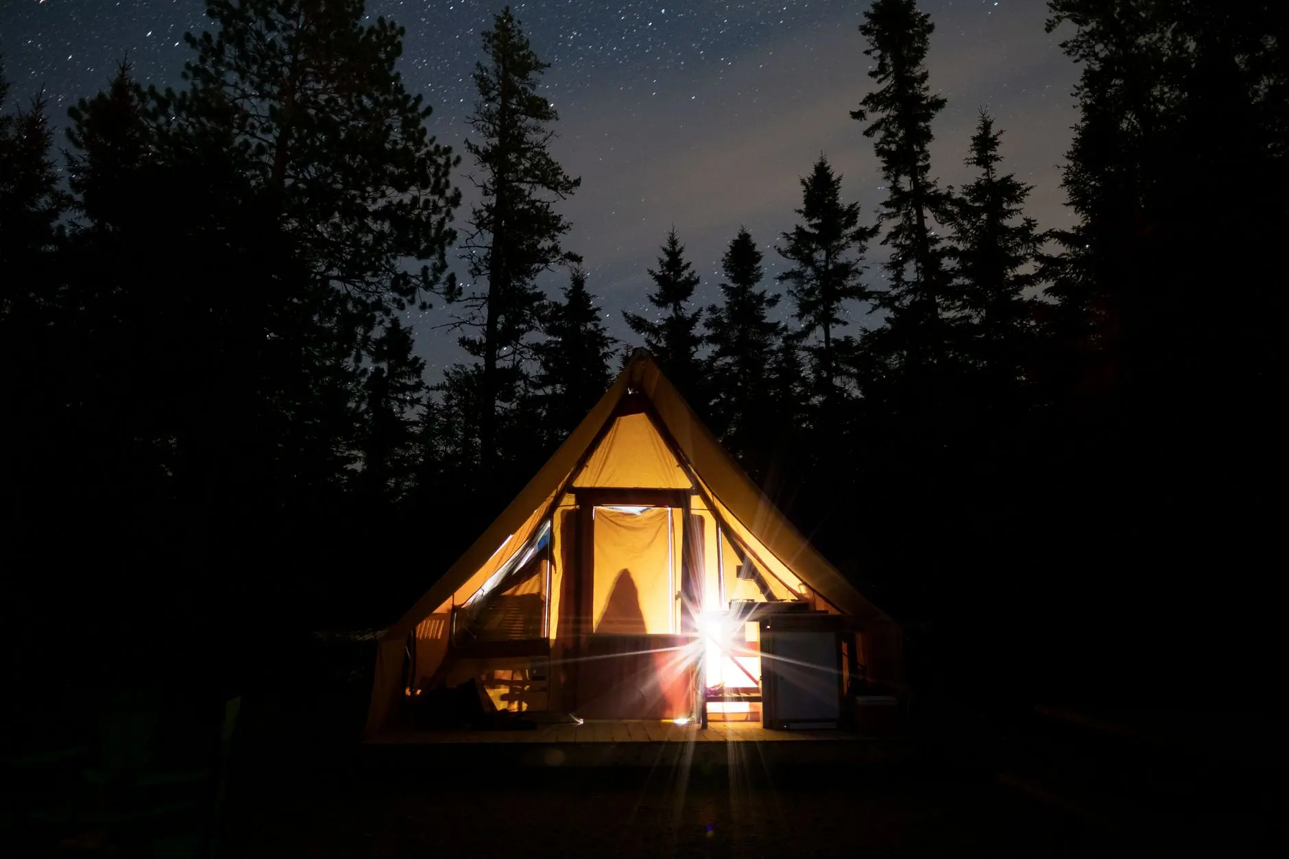 🏕️ Жизнь под открытым небом – это кайф! Только представь: треск костра, звездное небо ...