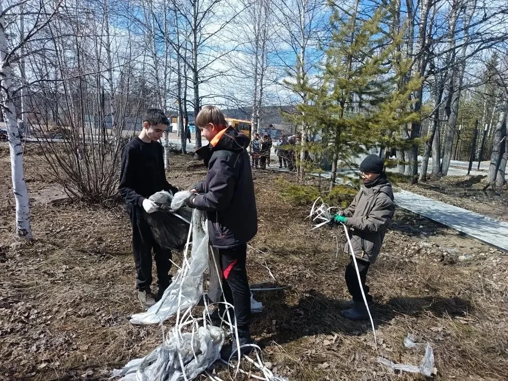 🌟 Школьное сообщество в действии! 🌟
Перед Днём Великой Победы наши педагоги и ученики вышли на ули
