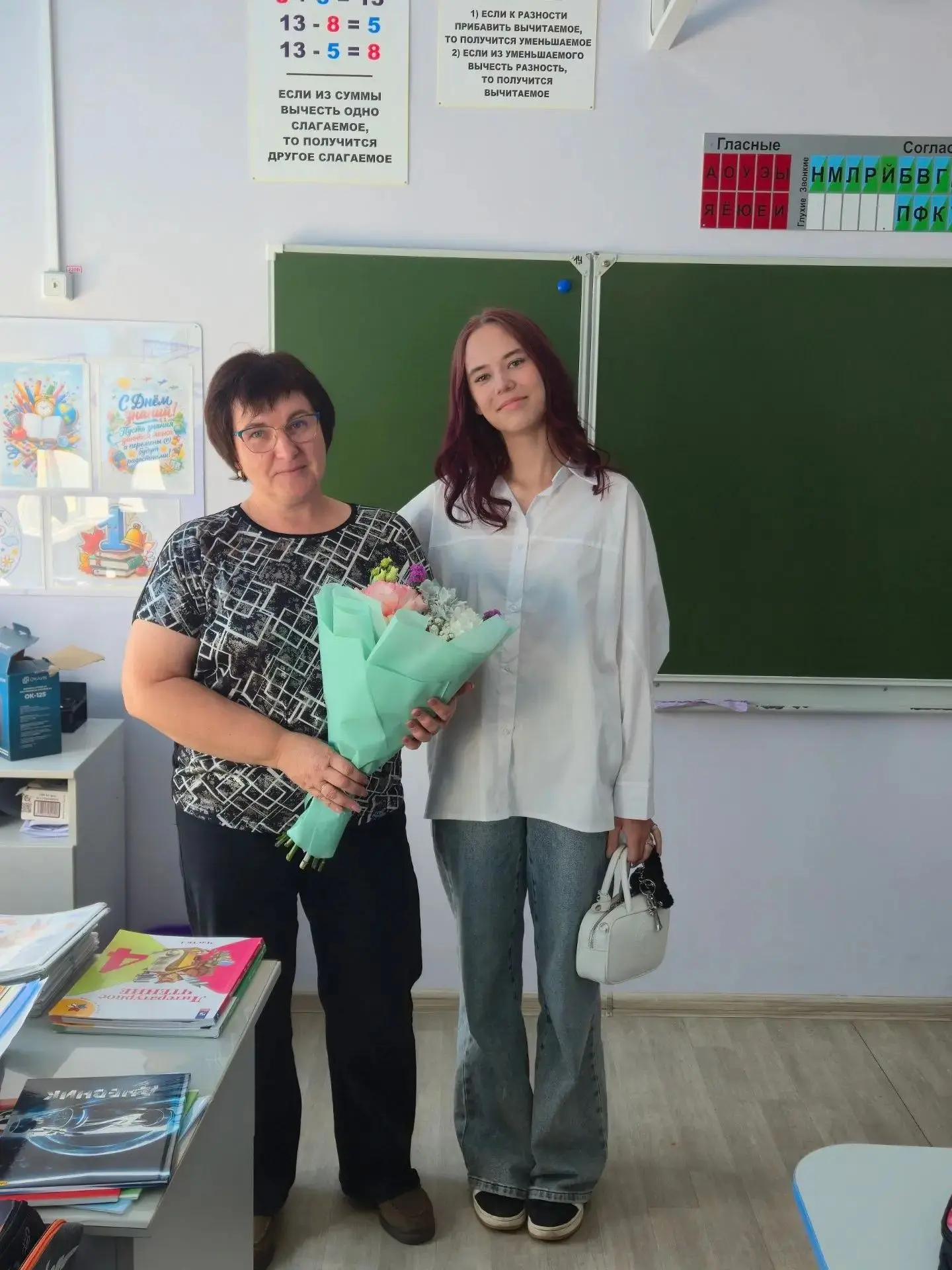 Активисты Молодежного парламента поздравляют любимых учителей в преддверии профессионал...