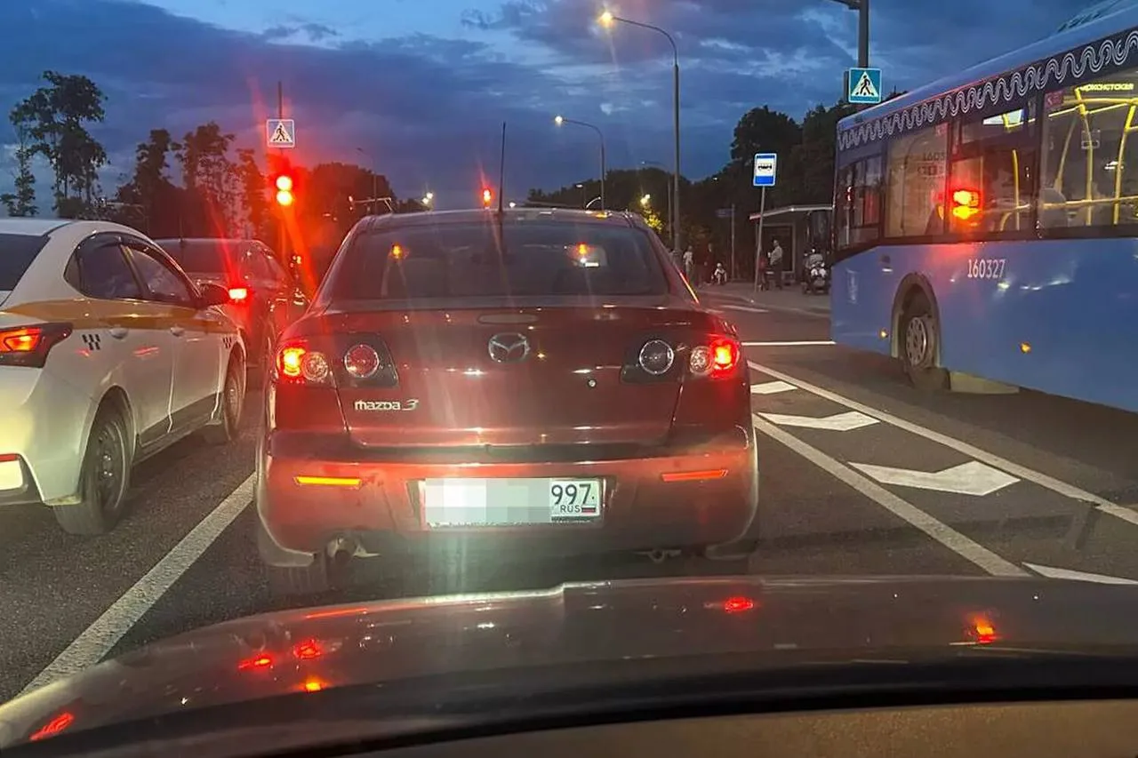 В Москве начали выдавать автомобильные номера с новым кодом региона — таблички с цифрами 997. Старых