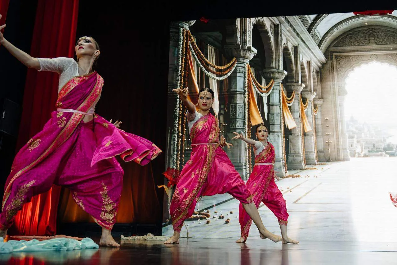 Красочный «Эпос Рамаяна» пластический театр Rangapryia's Dance Theatre показал сегодня ...