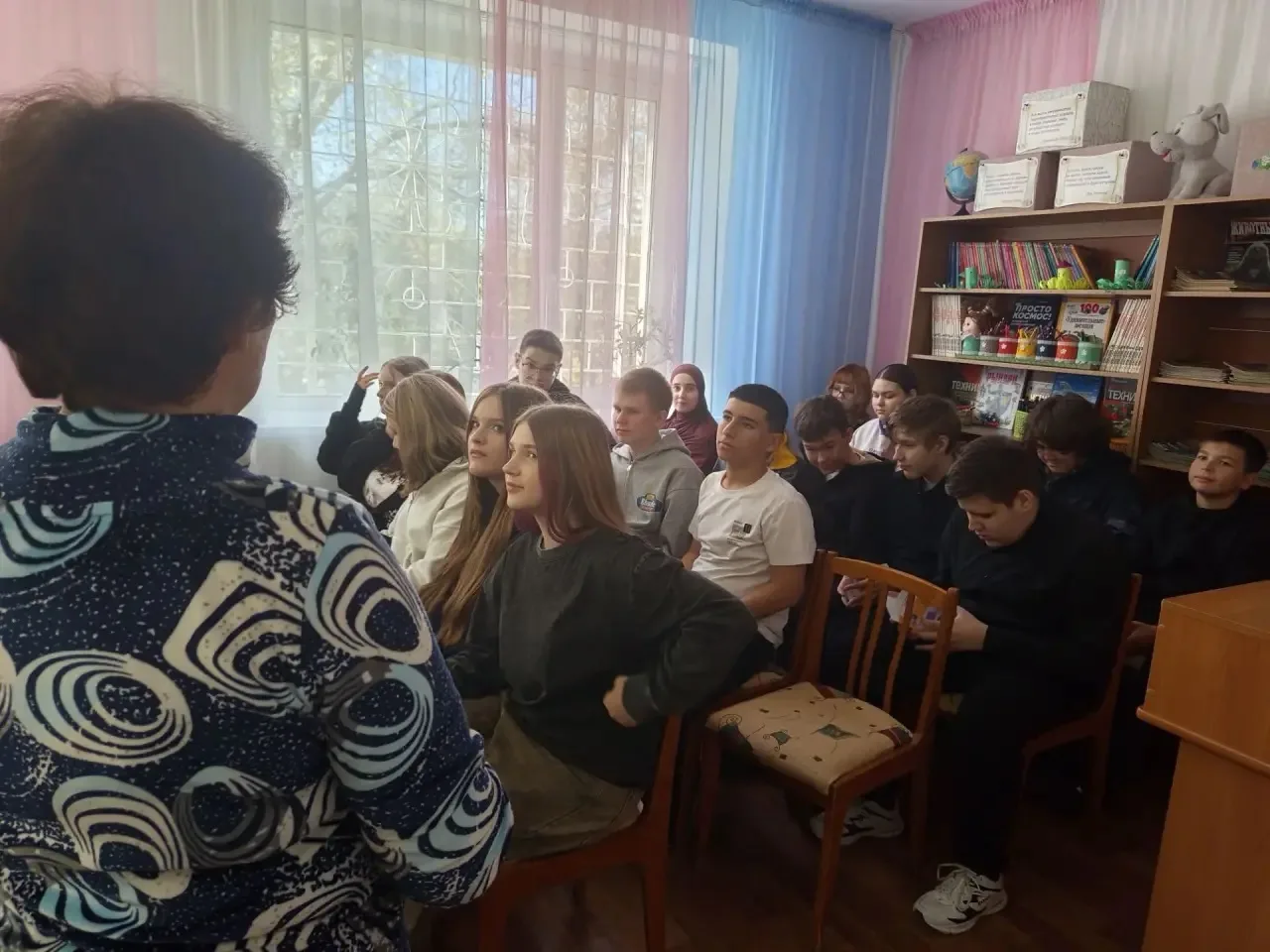 30 сентября в 8 «В» классе сотрудники  Челинбанка провели беседу о том, кто такие дропп...