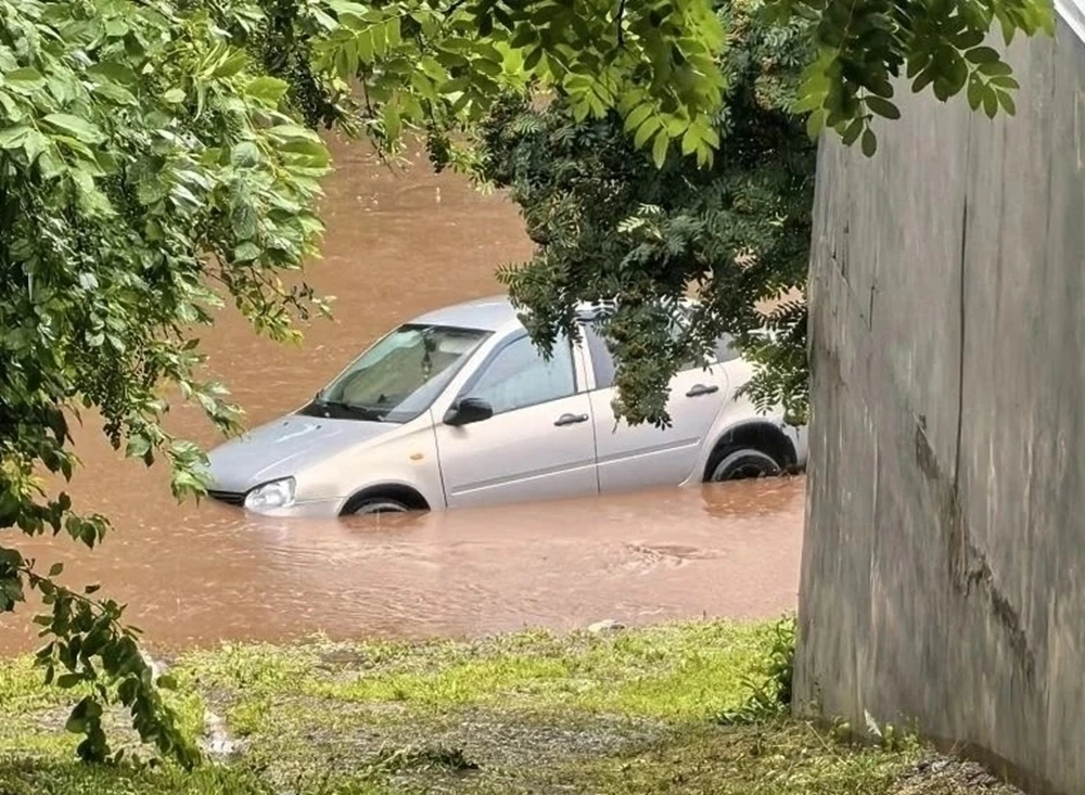 С улиц Бугуруслана круглосуточно откачивают воду        

В Оренбургской области за сутки выпало до 