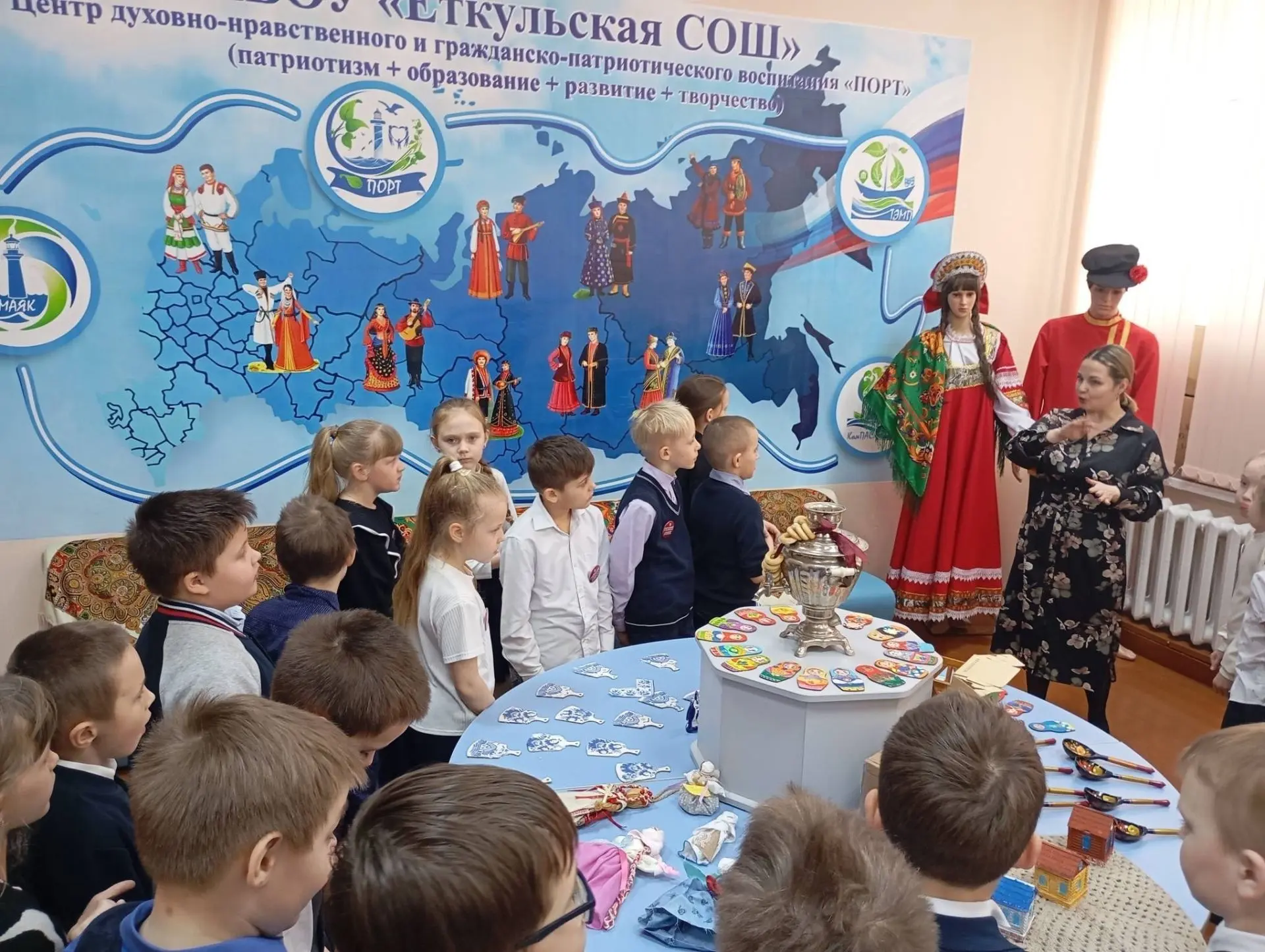 ✨Сегодня обучающиеся МБОУ "Еткульская СОШ" совершили настоящее погружение в мир русской культуры! 🤩 