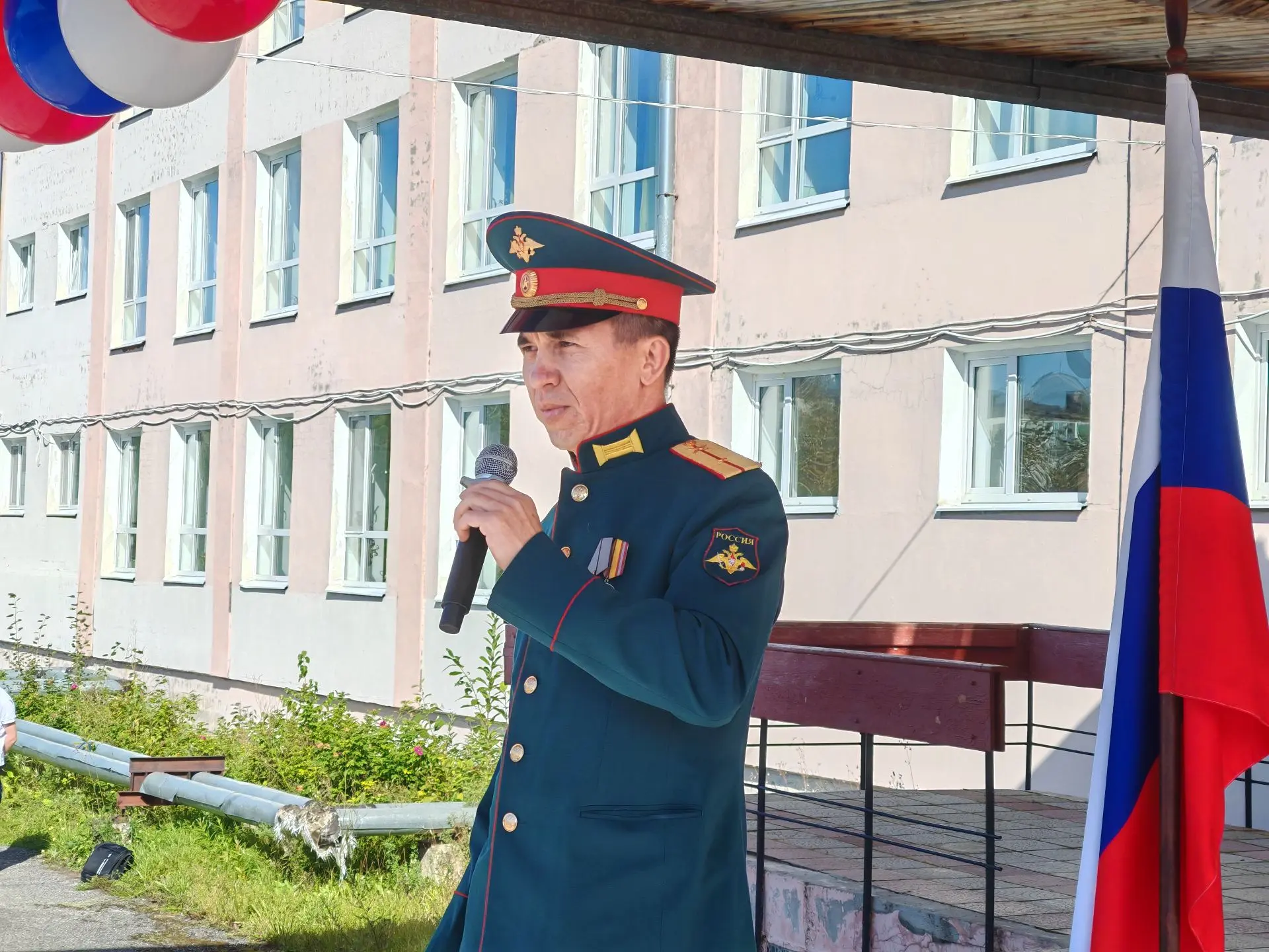 Настоящий герой на школьной линейке!