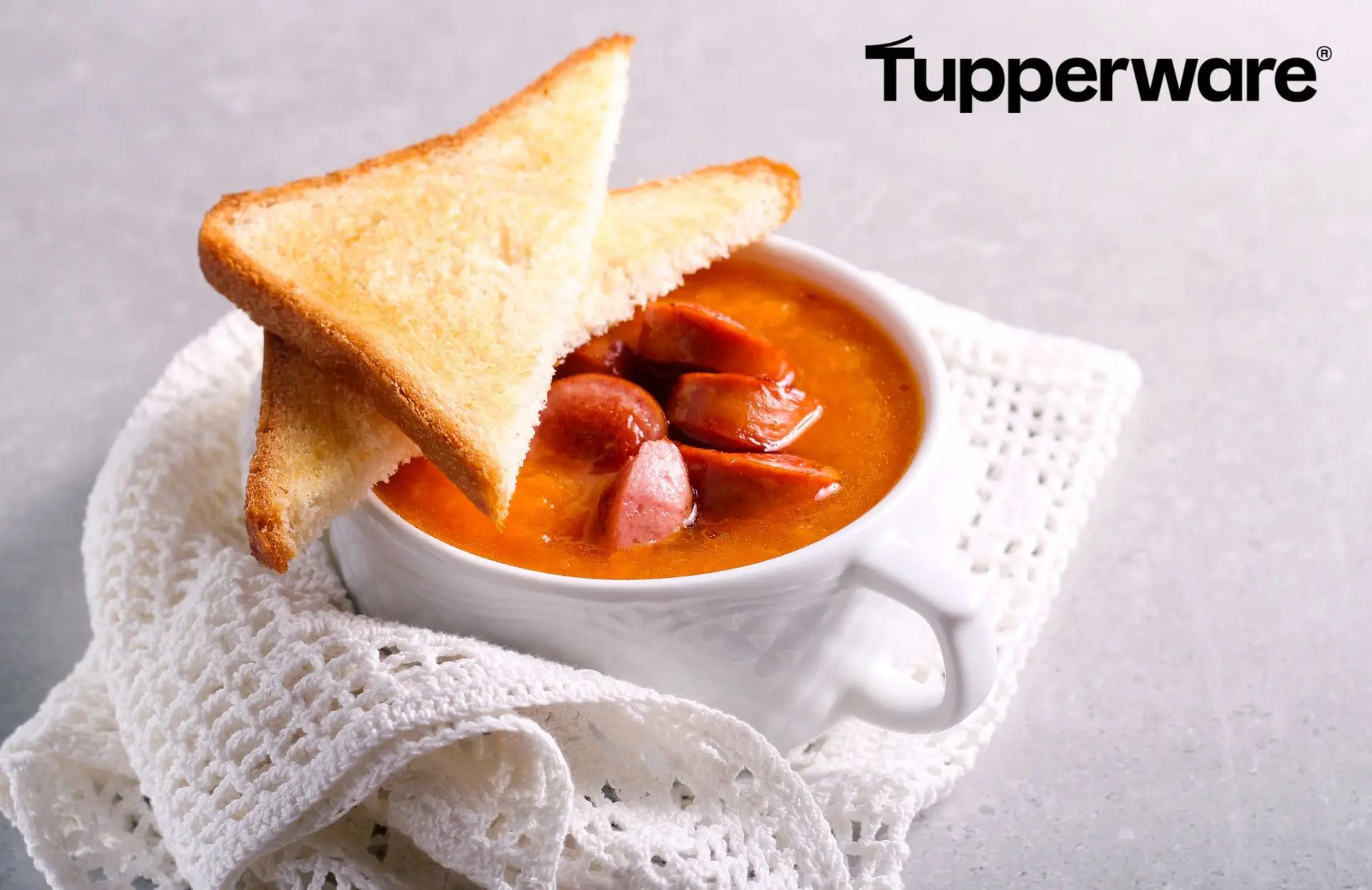 Томатный суп 🍅 с колбасками 🥘

⭐Ингредиенты:
1 кг сливовидных помидоров
70 г томатной пасты
680 г 