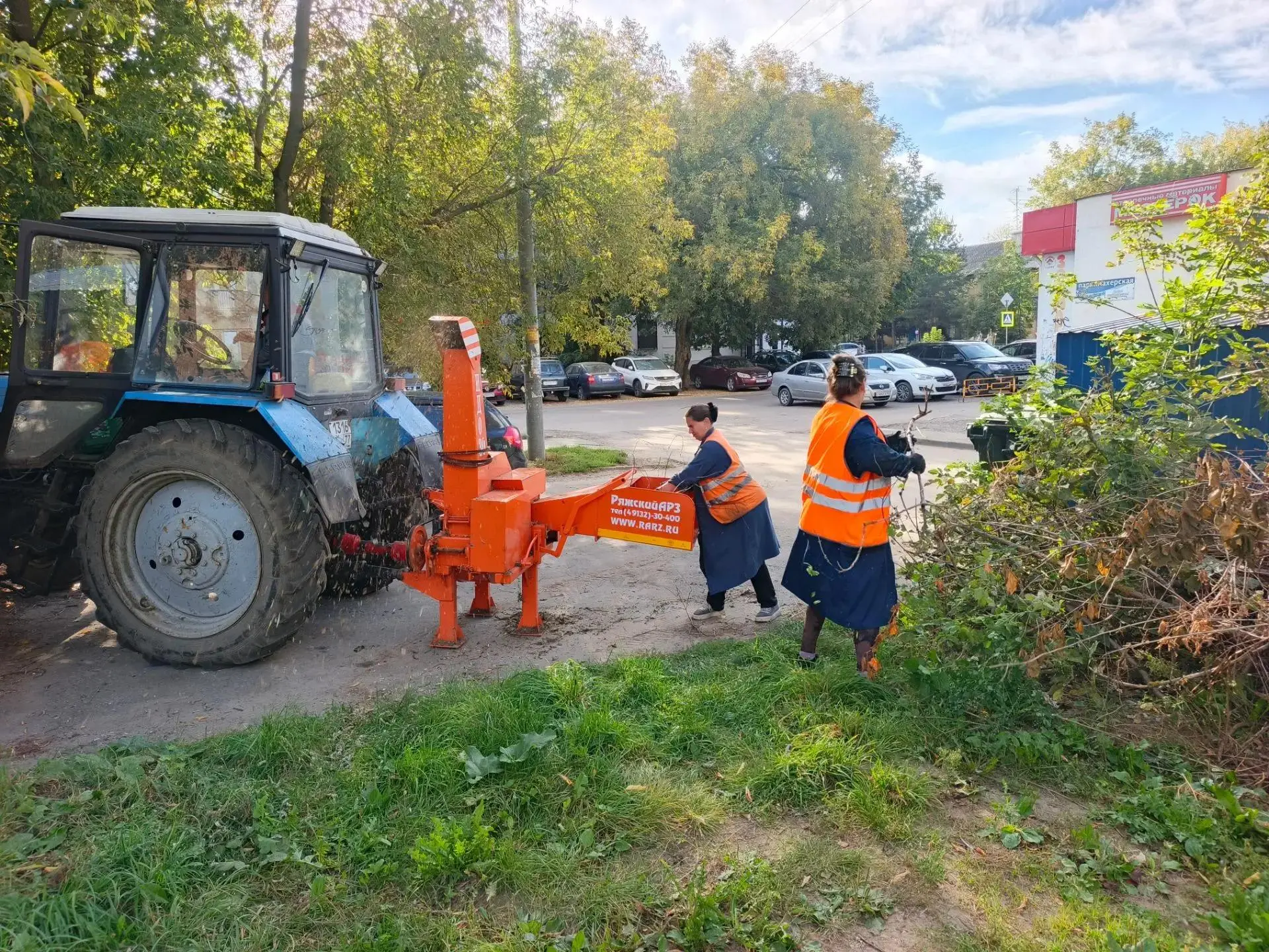 После спила и кронирования деревьев древесные остатки перерабатываем с помощью специаль...