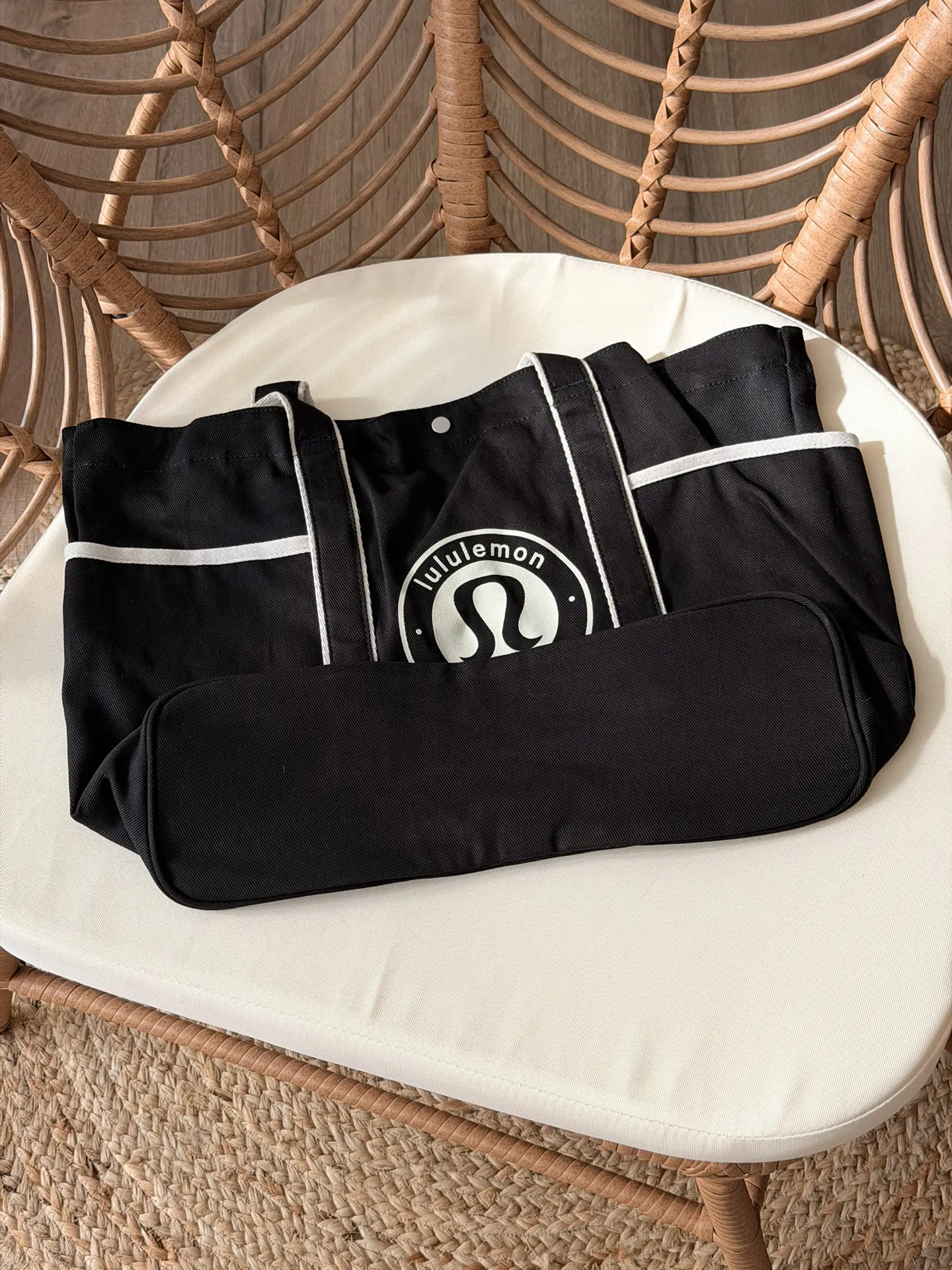 Шопер в стиле Lululemon

На центральной части круглый логотип. Закрывается на кнопку, внутри плоский