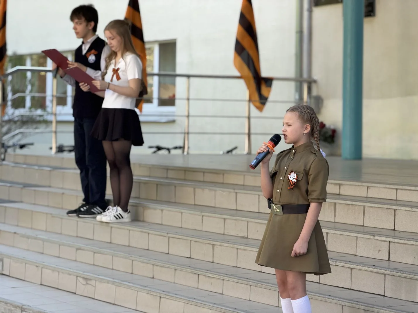 🎤 «Za Победу!»: песни и стихи под открытым небом  Сегодня у центрального входа в школу звучали песни