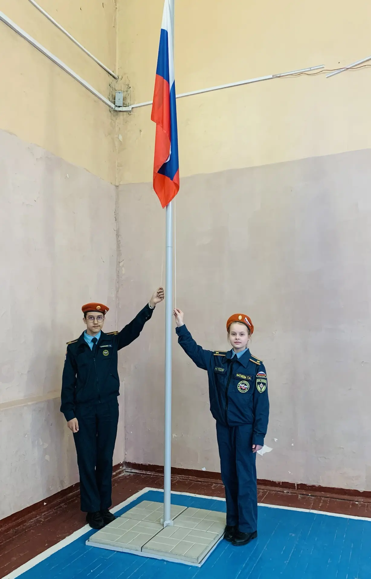 🗓️ Понедельник, 27 апреля, начался с торжественного поднятия флага РФ! В рамках «Разговоров о важном