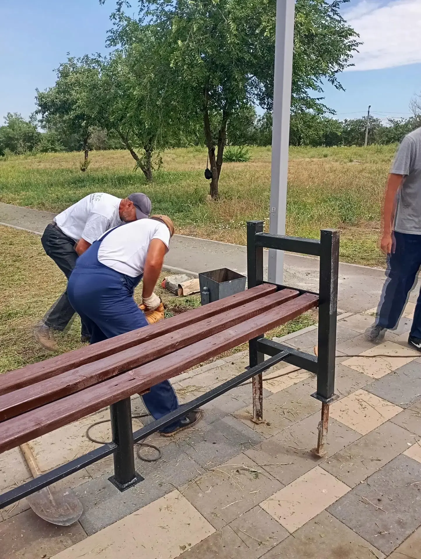 МУП "Комсервис" продолжает благоустраивать общественные территории города.
Новые лавочки и урны - ещ