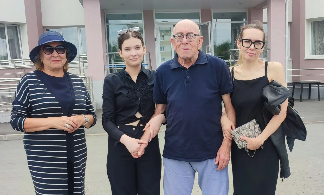 Радость встречи: близкие снова рядом.