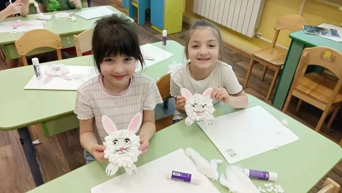 "Не барашек и не кот,  Носит шубку каждый год, Шубка серая - для лета,  Для зимы другого цвета"  У р