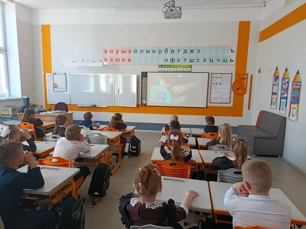 «Разговоры о важном»: День Земли — каждый день  Учебная неделя в гимназии началась с торжественной л