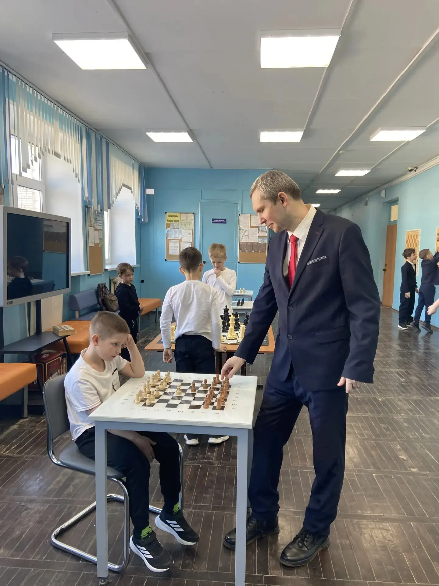 ♟️ Шахматный турнир на переменах в начальной школе!  В нашей школе стартовали тематические перемены 